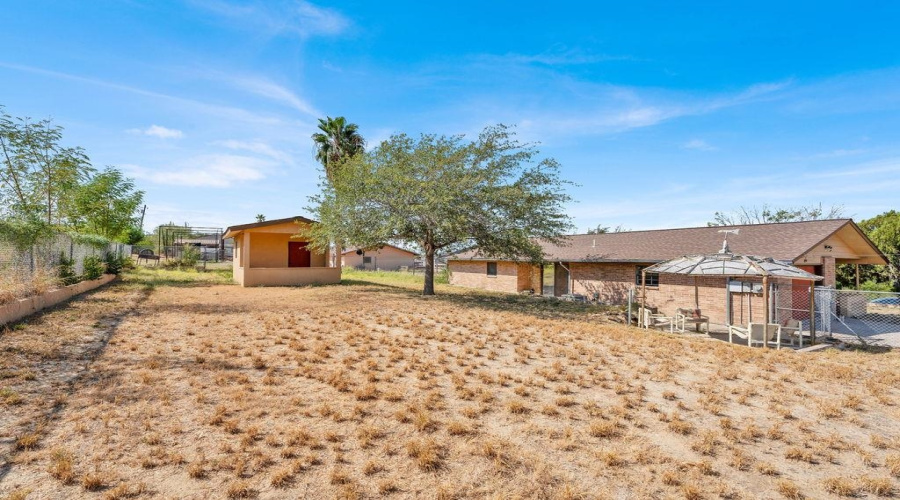 2088 Sunset Dr, Zapata, Texas 78076, 3 Bedrooms Bedrooms, 5 Rooms Rooms,1 BathroomBathrooms,Residential,For Sale,2088 Sunset Dr,20264180