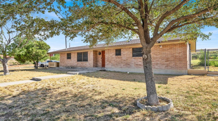 2088 Sunset Dr, Zapata, Texas 78076, 3 Bedrooms Bedrooms, 5 Rooms Rooms,1 BathroomBathrooms,Residential,For Sale,2088 Sunset Dr,20264180