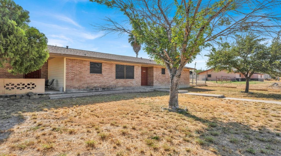 2088 Sunset Dr, Zapata, Texas 78076, 3 Bedrooms Bedrooms, 5 Rooms Rooms,1 BathroomBathrooms,Residential,For Sale,2088 Sunset Dr,20264180