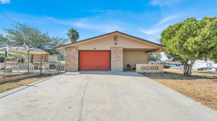 2088 Sunset Dr, Zapata, Texas 78076, 3 Bedrooms Bedrooms, 5 Rooms Rooms,1 BathroomBathrooms,Residential,For Sale,2088 Sunset Dr,20264180