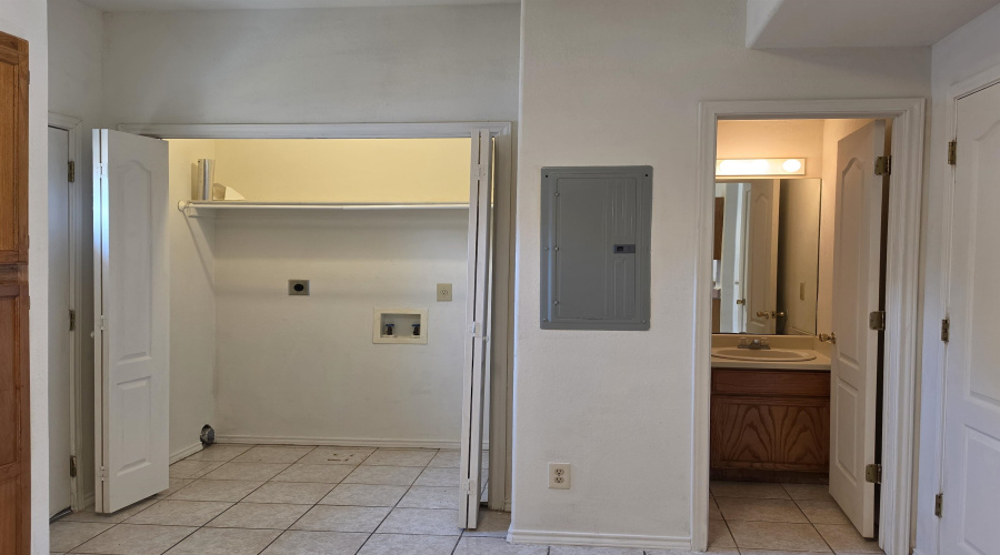 4101 Tilden Ave, Laredo, Texas 78041, 2 Bedrooms Bedrooms, 5 Rooms Rooms,2 BathroomsBathrooms,Residential,For Rent,4101 Tilden Ave,20264181