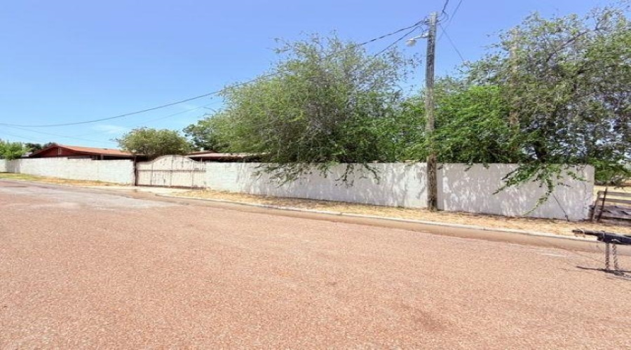 2101 N Smith Ave, Laredo, Texas 78043, 3 Bedrooms Bedrooms, 7 Rooms Rooms,2 BathroomsBathrooms,Residential,For Sale,2101 N Smith Ave,20264192