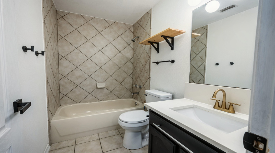 3720 Nubes Dr, Laredo, Texas 78046, 3 Bedrooms Bedrooms, 5 Rooms Rooms,2 BathroomsBathrooms,Residential,For Sale,3720 Nubes Dr,20264193