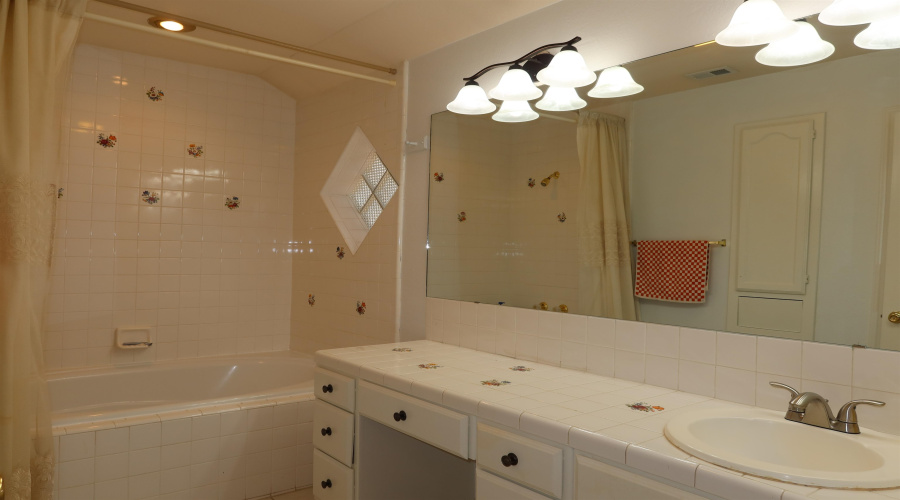 1909 Orange Blossom Lp, LAREDO, Texas 78045, 3 Bedrooms Bedrooms, 8 Rooms Rooms,2 BathroomsBathrooms,Residential,For Sale,1909 Orange Blossom Lp,20264195