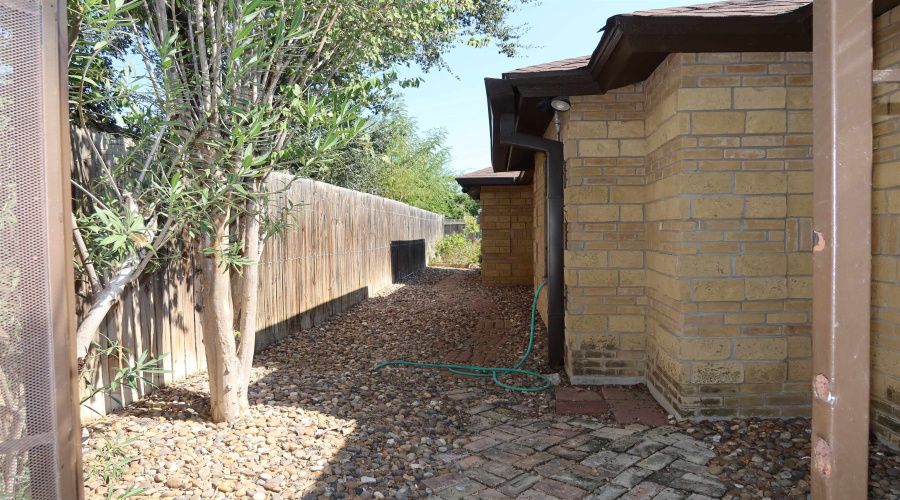 1909 Orange Blossom Lp, LAREDO, Texas 78045, 3 Bedrooms Bedrooms, 8 Rooms Rooms,2 BathroomsBathrooms,Residential,For Sale,1909 Orange Blossom Lp,20264195