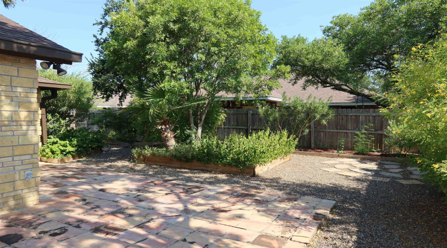 1909 Orange Blossom Lp, LAREDO, Texas 78045, 3 Bedrooms Bedrooms, 8 Rooms Rooms,2 BathroomsBathrooms,Residential,For Sale,1909 Orange Blossom Lp,20264195