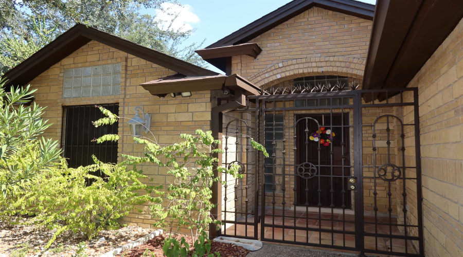 1909 Orange Blossom Lp, LAREDO, Texas 78045, 3 Bedrooms Bedrooms, 8 Rooms Rooms,2 BathroomsBathrooms,Residential,For Sale,1909 Orange Blossom Lp,20264195