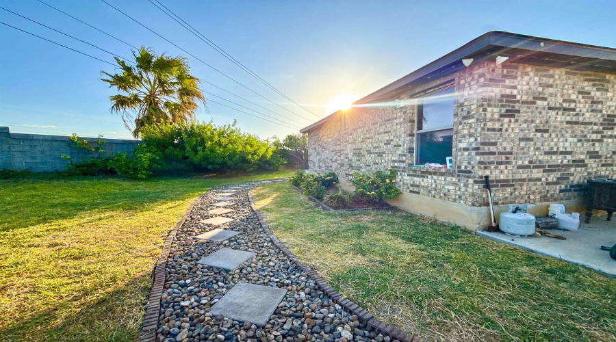 3501 Jose De La Paz, Laredo, Texas 78046, 4 Bedrooms Bedrooms, 5 Rooms Rooms,2 BathroomsBathrooms,Residential,For Sale,3501 Jose De La Paz,20264198
