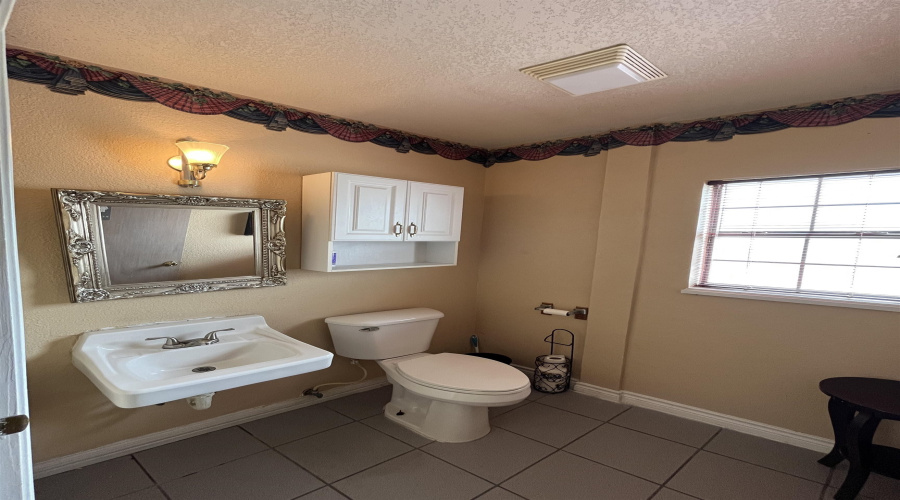 102 W Calton Rd, Laredo, Texas 78041, ,2 BathroomsBathrooms,Commercial retail/office,For Rent,102 W Calton Rd,20264208