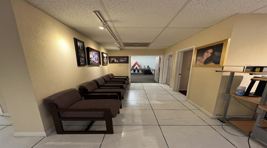 102 W Calton Rd, Laredo, Texas 78041, ,2 BathroomsBathrooms,Commercial retail/office,For Rent,102 W Calton Rd,20264208