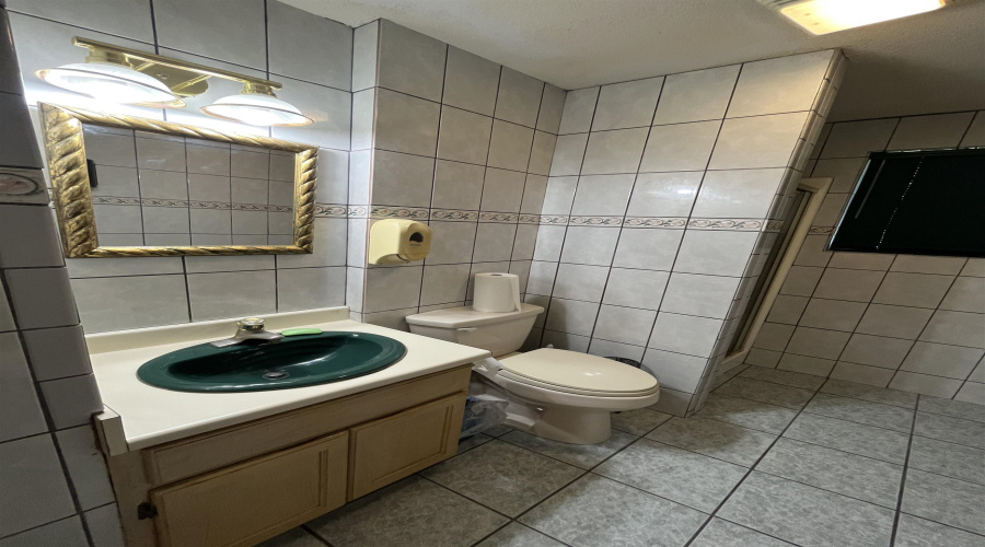 102 W Calton Rd, Laredo, Texas 78041, ,2 BathroomsBathrooms,Commercial retail/office,For Rent,102 W Calton Rd,20264208