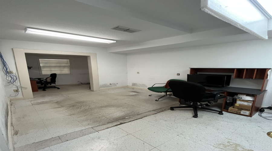 102 W Calton Rd, Laredo, Texas 78041, ,2 BathroomsBathrooms,Commercial retail/office,For Rent,102 W Calton Rd,20264208