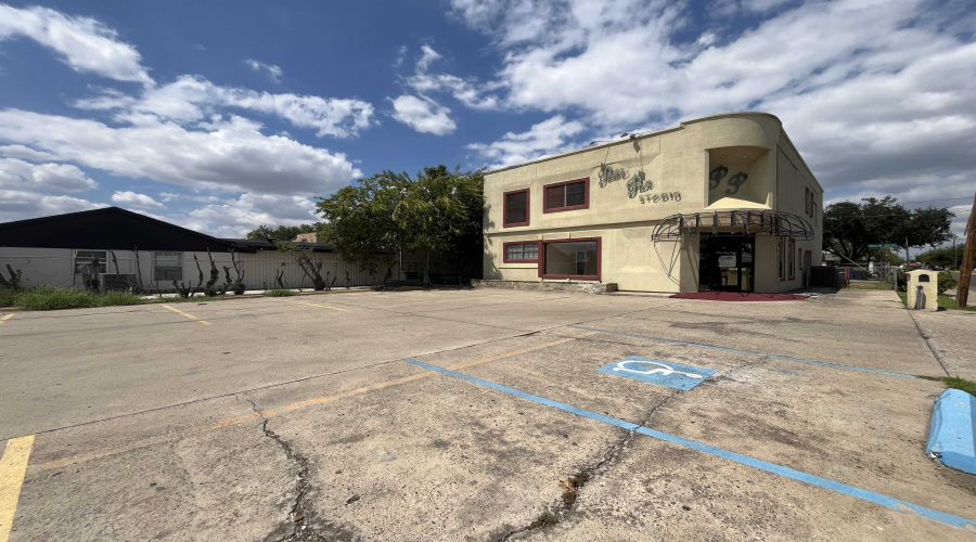 102 W Calton Rd, Laredo, Texas 78041, ,2 BathroomsBathrooms,Commercial retail/office,For Rent,102 W Calton Rd,20264208