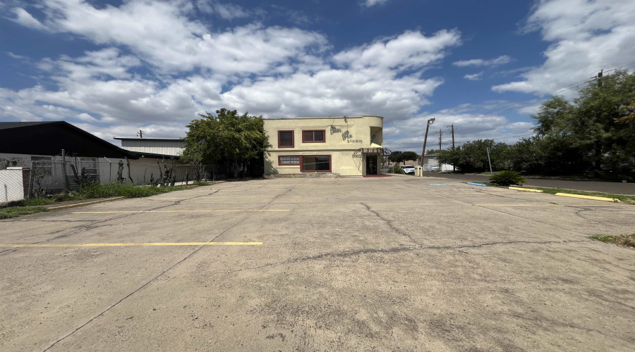 102 W Calton Rd, Laredo, Texas 78041, ,2 BathroomsBathrooms,Commercial retail/office,For Rent,102 W Calton Rd,20264208