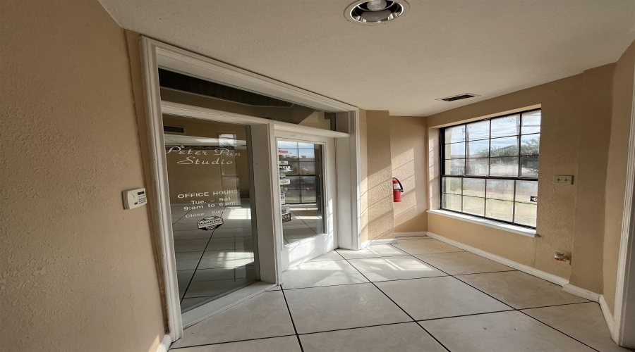 102 W Calton Rd, Laredo, Texas 78041, ,2 BathroomsBathrooms,Commercial retail/office,For Rent,102 W Calton Rd,20264208