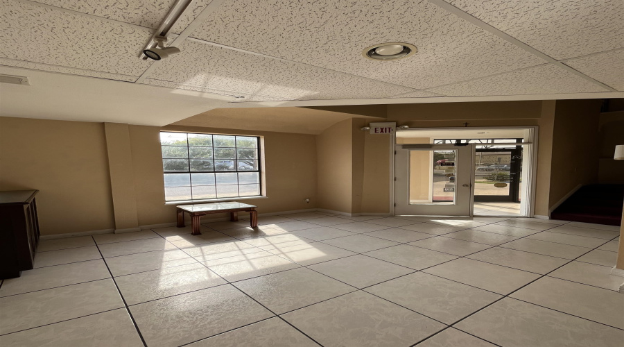 102 W Calton Rd, Laredo, Texas 78041, ,2 BathroomsBathrooms,Commercial retail/office,For Rent,102 W Calton Rd,20264208