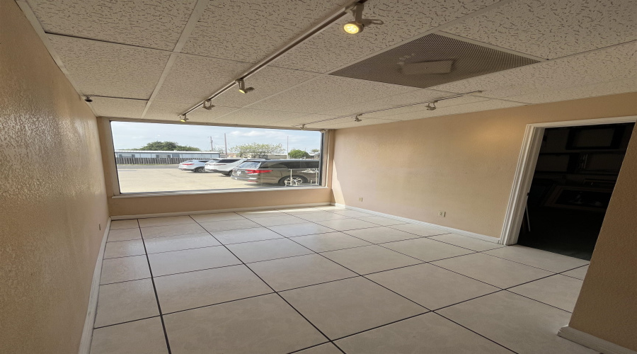102 W Calton Rd, Laredo, Texas 78041, ,2 BathroomsBathrooms,Commercial retail/office,For Rent,102 W Calton Rd,20264208