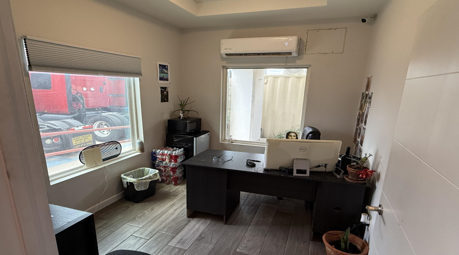 2613 San Dario Ave, Laredo, Texas 78040, 1 Room Rooms,1 BathroomBathrooms,Commercial retail/office,For Rent,2613 San Dario Ave,20253683
