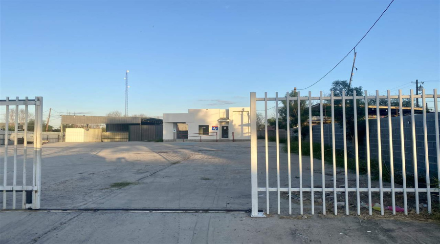 2613 San Dario Ave, Laredo, Texas 78040, 1 Room Rooms,1 BathroomBathrooms,Commercial retail/office,For Rent,2613 San Dario Ave,20253683