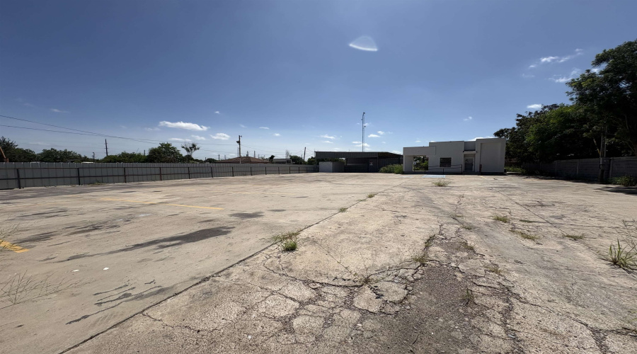 2613 San Dario Ave, Laredo, Texas 78040, 1 Room Rooms,1 BathroomBathrooms,Commercial retail/office,For Rent,2613 San Dario Ave,20253683