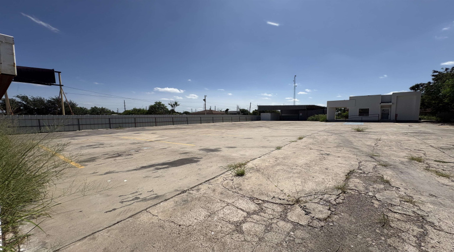 2613 San Dario Ave, Laredo, Texas 78040, 1 Room Rooms,1 BathroomBathrooms,Commercial retail/office,For Rent,2613 San Dario Ave,20253683