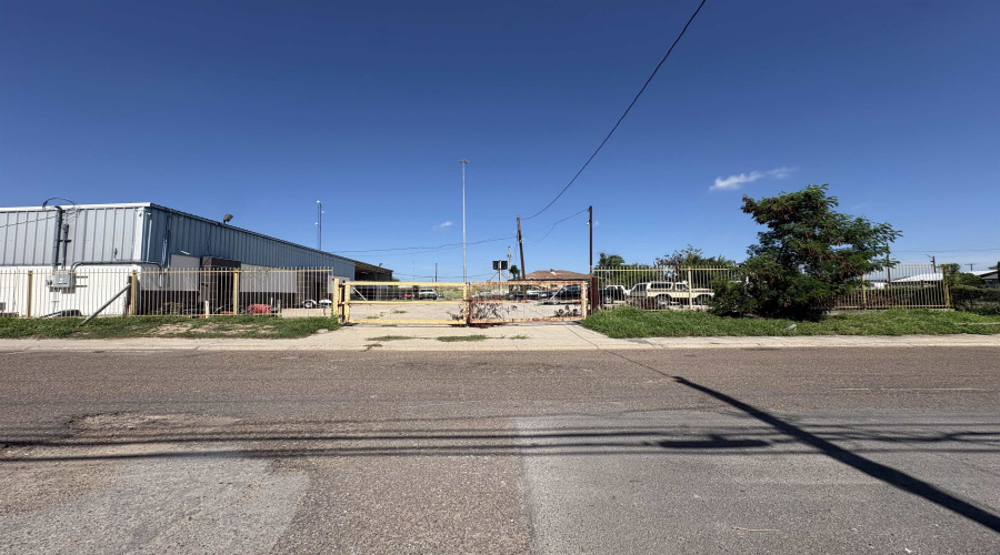 2614 San Eduardo Ave, Laredo, Texas 78040, 1 Room Rooms,1 BathroomBathrooms,Commercial retail/office,For Rent,2614 San Eduardo Ave,20263456