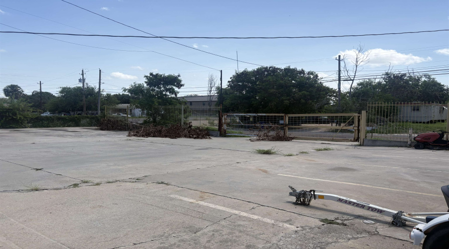 2614 San Eduardo Ave, Laredo, Texas 78040, 1 Room Rooms,1 BathroomBathrooms,Commercial retail/office,For Rent,2614 San Eduardo Ave,20263456