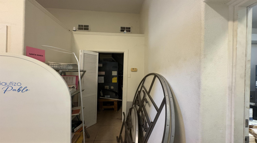2614 San Eduardo Ave, Laredo, Texas 78040, 1 Room Rooms,1 BathroomBathrooms,Commercial retail/office,For Rent,2614 San Eduardo Ave,20263456