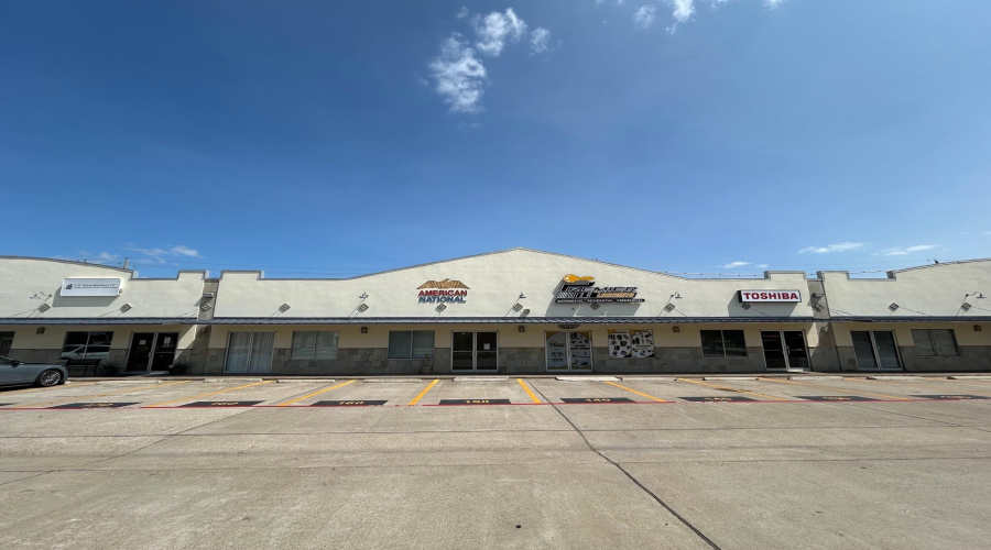 9803 Sterling Lp, Laredo, Texas 78045, 1 Room Rooms,1 BathroomBathrooms,Commercial retail/office,For Rent,9803 Sterling Lp,20264215