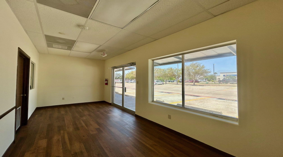 9803 Sterling Lp, Laredo, Texas 78045, 1 Room Rooms,1 BathroomBathrooms,Commercial retail/office,For Rent,9803 Sterling Lp,20264215