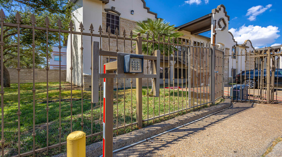 9811 Sterling St., Laredo, Texas 78045, 2 Bedrooms Bedrooms, 4 Rooms Rooms,2 BathroomsBathrooms,Residential,For Sale,9811 Sterling St.,20264222