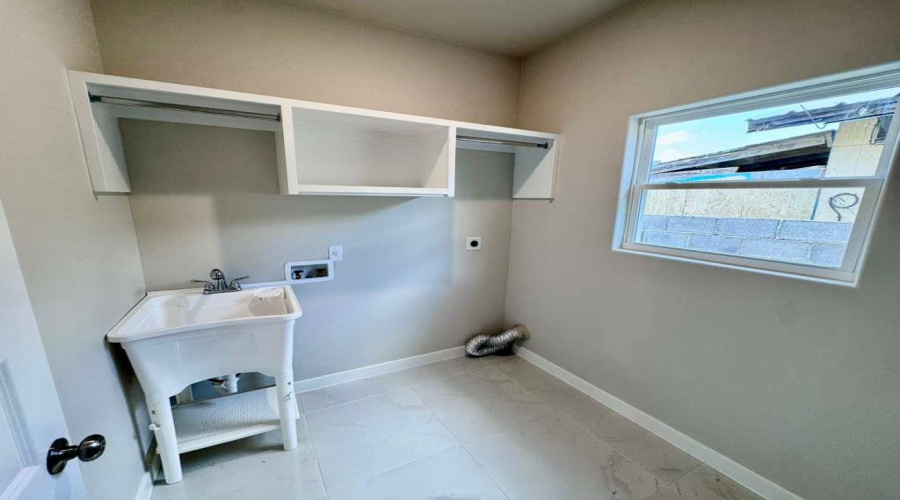 3416 S Texas Ave, Laredo, Texas 78046, 3 Bedrooms Bedrooms, 5 Rooms Rooms,2 BathroomsBathrooms,Residential,For Sale,3416 S Texas Ave,20264225