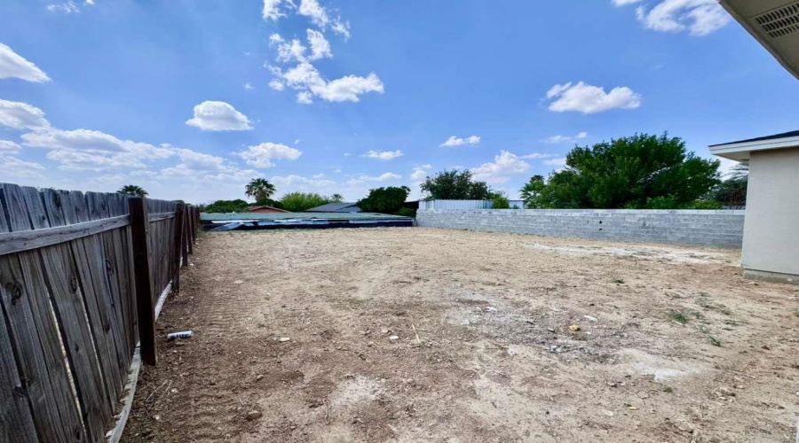 3416 S Texas Ave, Laredo, Texas 78046, 3 Bedrooms Bedrooms, 5 Rooms Rooms,2 BathroomsBathrooms,Residential,For Sale,3416 S Texas Ave,20264225