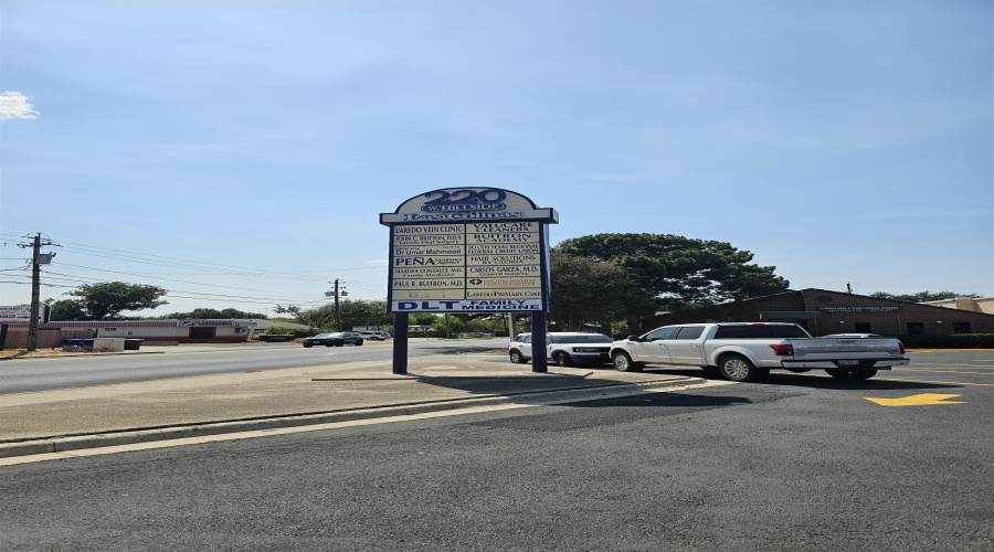 220 W Hillside Rd, Laredo, Texas 78041, 1 Room Rooms,4 BathroomsBathrooms,Commercial retail/office,For Rent,220 W Hillside Rd,20264229