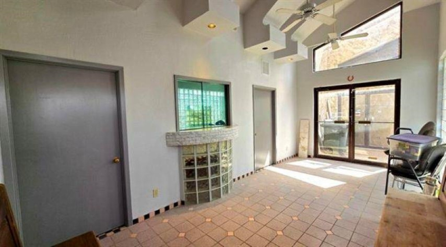 220 W Hillside Rd, Laredo, Texas 78041, 1 Room Rooms,4 BathroomsBathrooms,Commercial retail/office,For Rent,220 W Hillside Rd,20264229