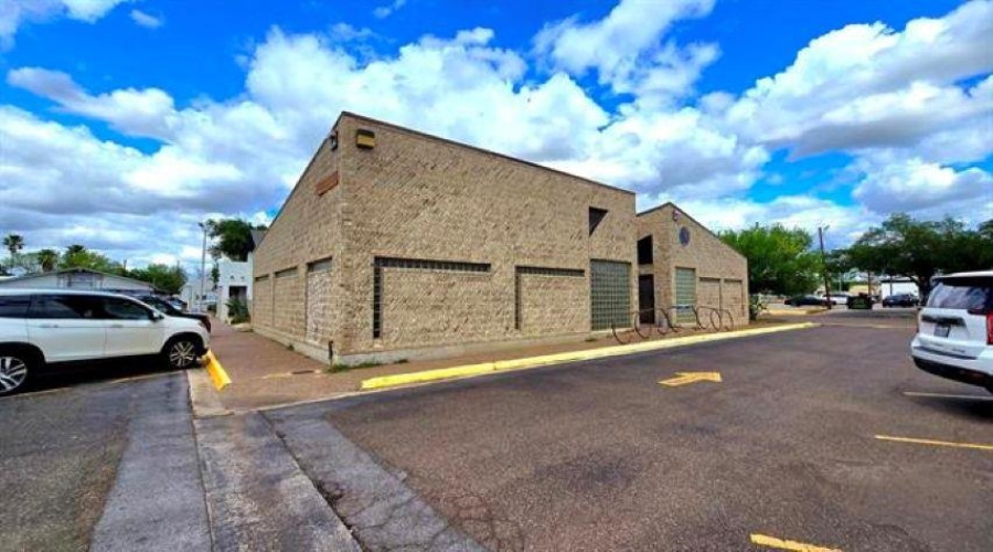 220 W Hillside Rd, Laredo, Texas 78041, 1 Room Rooms,2 BathroomsBathrooms,Commercial retail/office,For Sale,220 W Hillside Rd,20264231