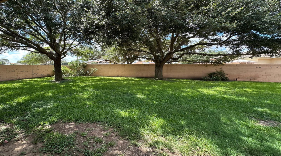 2404 Leonard Ct, Laredo, Texas 78045, 3 Bedrooms Bedrooms, 7 Rooms Rooms,3 BathroomsBathrooms,Residential,For Sale,2404 Leonard Ct,20264228
