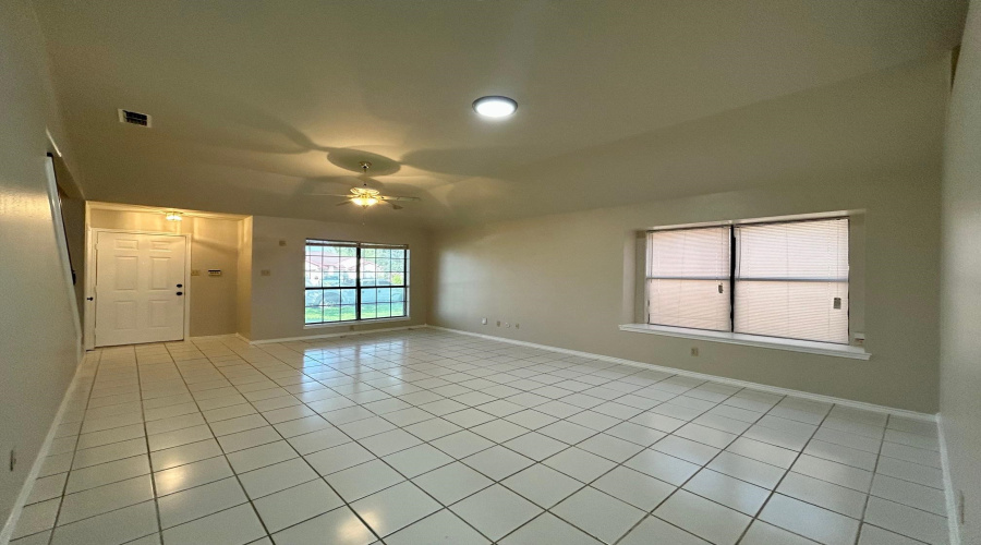 8701 Martinique Dr, Laredo, Texas 78045, 3 Bedrooms Bedrooms, 5 Rooms Rooms,2 BathroomsBathrooms,Residential,For Sale,8701 Martinique Dr,20264247