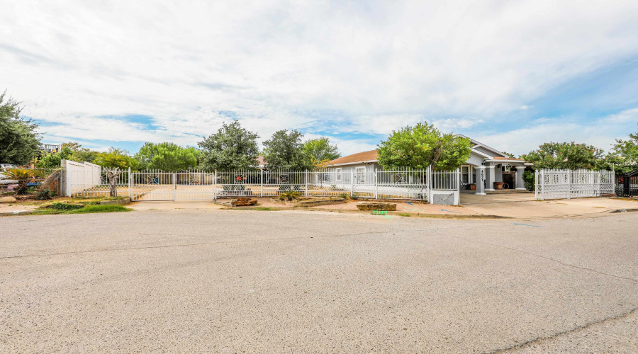 4621 San Rafael Ln, Laredo, Texas 78046, 4 Bedrooms Bedrooms, 7 Rooms Rooms,2 BathroomsBathrooms,Residential,For Sale,4621 San Rafael Ln,20264261