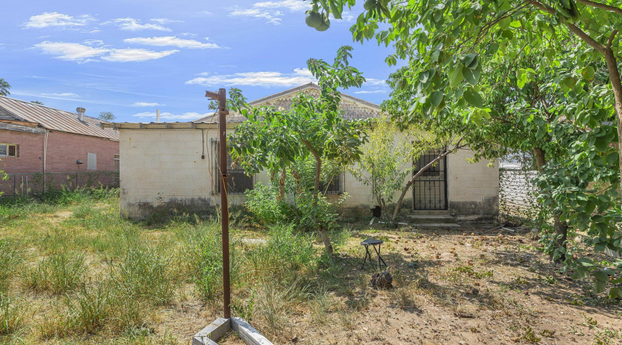 1014 Market St, Laredo, Texas 78040, 4 Bedrooms Bedrooms, 7 Rooms Rooms,2 BathroomsBathrooms,Residential,For Sale,1014 Market St,20264264