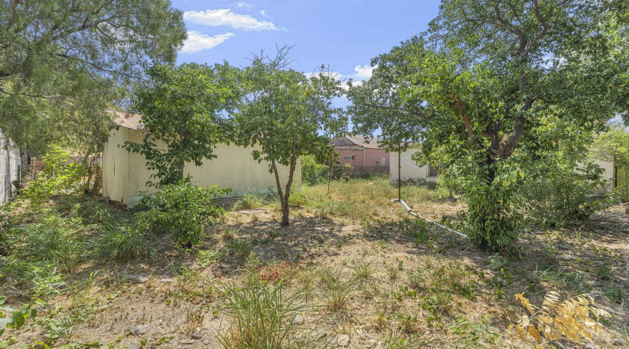 1014 Market St, Laredo, Texas 78040, 4 Bedrooms Bedrooms, 7 Rooms Rooms,2 BathroomsBathrooms,Residential,For Sale,1014 Market St,20264264