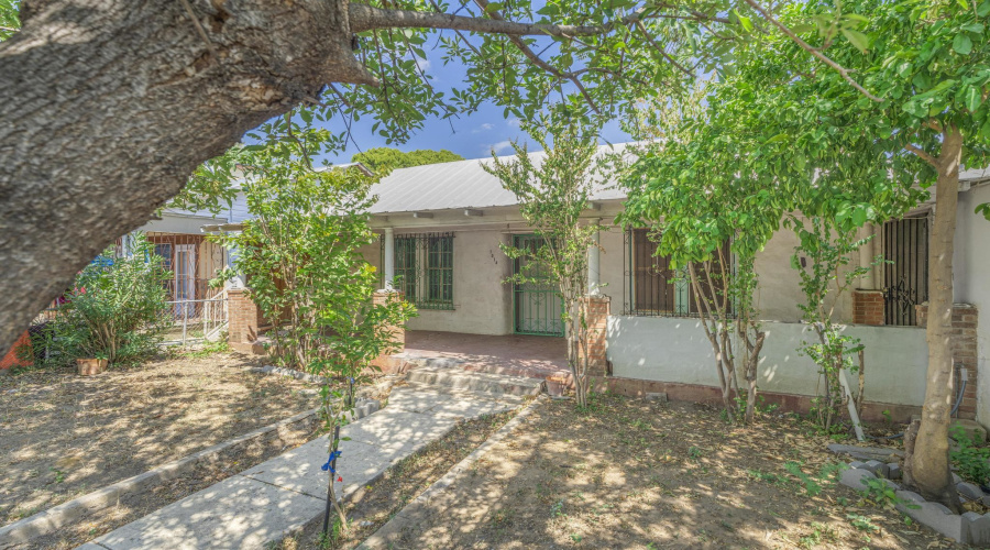 1014 Market St, Laredo, Texas 78040, 4 Bedrooms Bedrooms, 7 Rooms Rooms,2 BathroomsBathrooms,Residential,For Sale,1014 Market St,20264264
