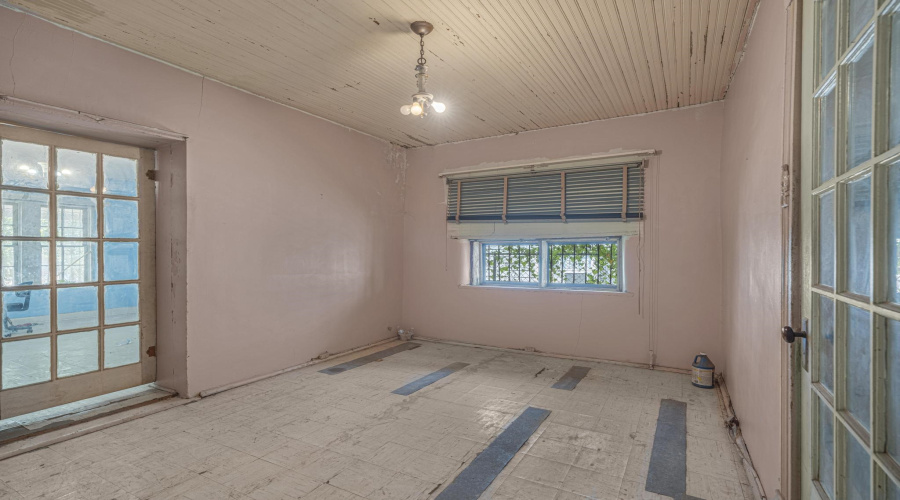 1014 Market St, Laredo, Texas 78040, 4 Bedrooms Bedrooms, 7 Rooms Rooms,2 BathroomsBathrooms,Residential,For Sale,1014 Market St,20264264
