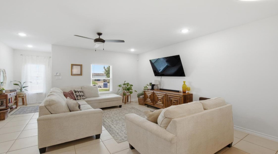 5405 Travesia Ct., Laredo, Texas 78046-45, 3 Bedrooms Bedrooms, 7 Rooms Rooms,2 BathroomsBathrooms,Residential,For Rent,5405 Travesia Ct.,20264275