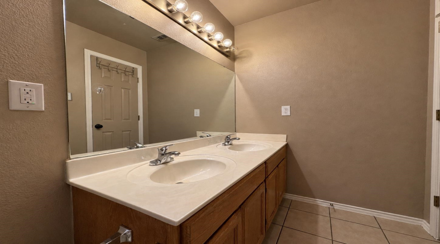 518 Gandara Dr, Laredo, Texas 78043, 3 Bedrooms Bedrooms, 5 Rooms Rooms,2 BathroomsBathrooms,Residential,For Rent,518 Gandara Dr,20264283