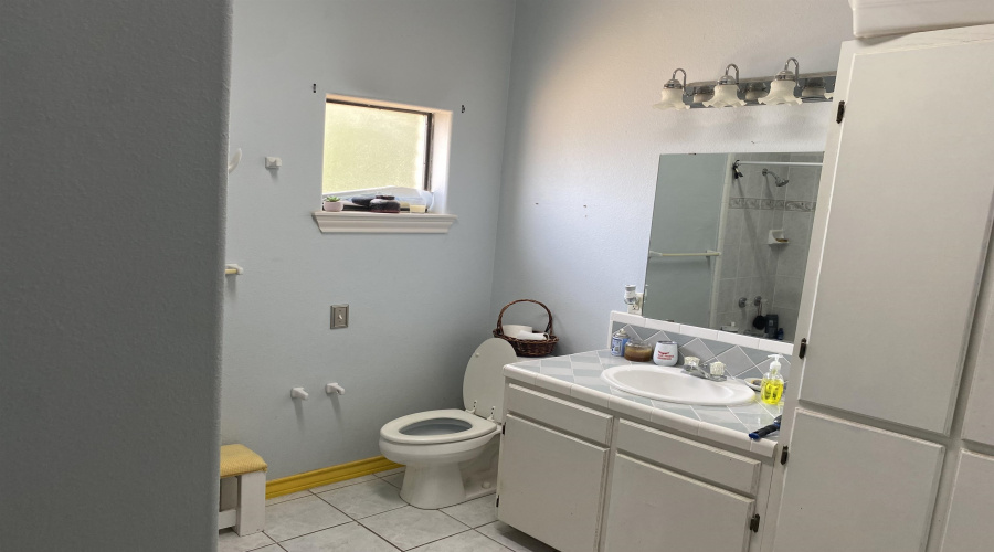 8909 Southern Oaks Lp, Laredo, Texas 78045-8039, 3 Bedrooms Bedrooms, 6 Rooms Rooms,3 BathroomsBathrooms,Residential,For Sale,8909 Southern Oaks Lp,20264294
