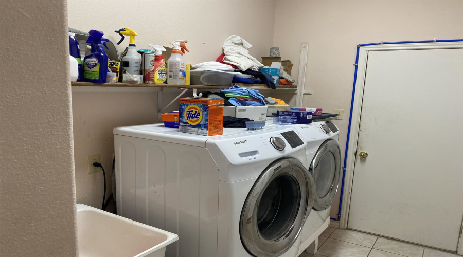8909 Southern Oaks Lp, Laredo, Texas 78045-8039, 3 Bedrooms Bedrooms, 6 Rooms Rooms,3 BathroomsBathrooms,Residential,For Sale,8909 Southern Oaks Lp,20264294