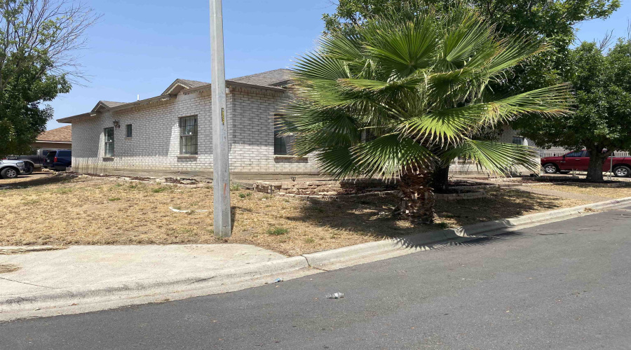 8909 Southern Oaks Lp, Laredo, Texas 78045-8039, 3 Bedrooms Bedrooms, 6 Rooms Rooms,3 BathroomsBathrooms,Residential,For Sale,8909 Southern Oaks Lp,20264294