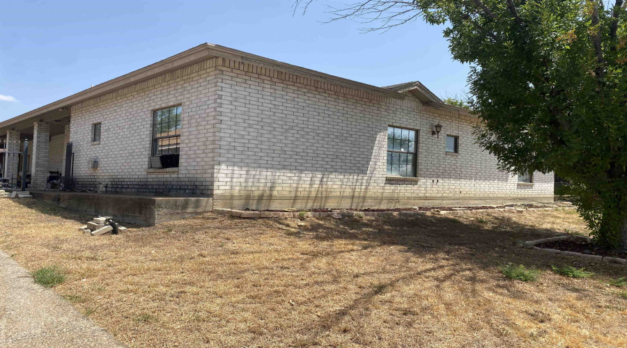 8909 Southern Oaks Lp, Laredo, Texas 78045-8039, 3 Bedrooms Bedrooms, 6 Rooms Rooms,3 BathroomsBathrooms,Residential,For Sale,8909 Southern Oaks Lp,20264294