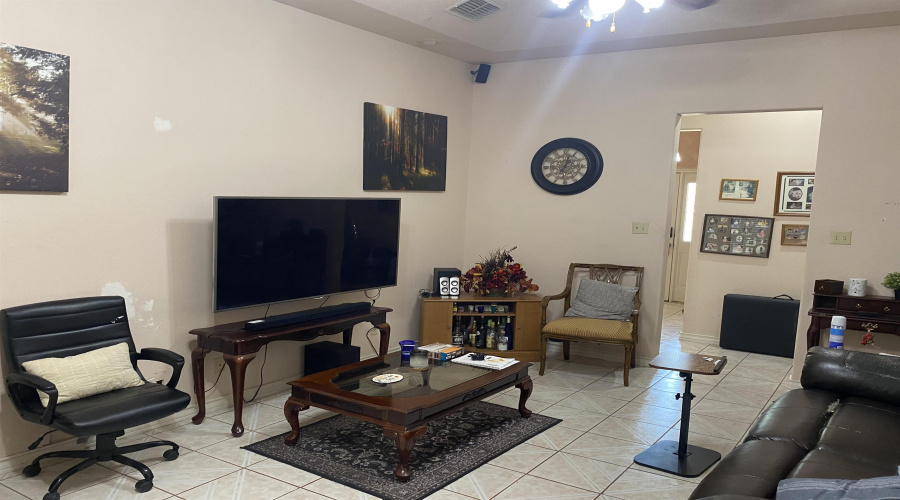 8909 Southern Oaks Lp, Laredo, Texas 78045-8039, 3 Bedrooms Bedrooms, 6 Rooms Rooms,3 BathroomsBathrooms,Residential,For Sale,8909 Southern Oaks Lp,20264294